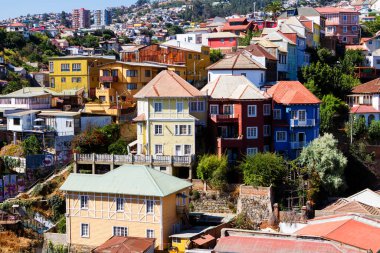 Şili 'nin Valparaiso kentindeki UNESCO Dünya Mirası' nın tepelerindeki renkli binalar