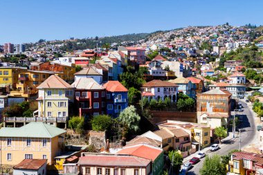 Şili 'nin Valparaiso kentindeki UNESCO Dünya Mirası' nın tepelerindeki renkli binalar