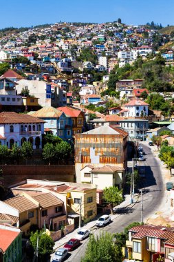 Şili 'nin Valparaiso kentindeki UNESCO Dünya Mirası' nın tepelerindeki renkli binalar