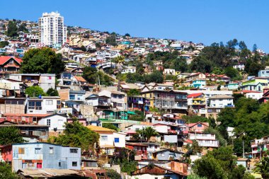Şili 'nin Valparaiso kentindeki UNESCO Dünya Mirası' nın tepelerindeki renkli binalar