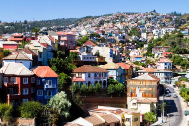 Şili 'nin Valparaiso kentindeki UNESCO Dünya Mirası' nın tepelerindeki renkli binalar