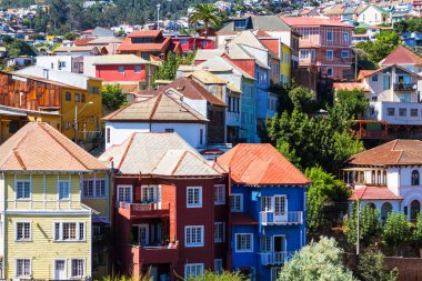 Şili 'nin Valparaiso kentindeki UNESCO Dünya Mirası' nın tepelerindeki renkli binalar
