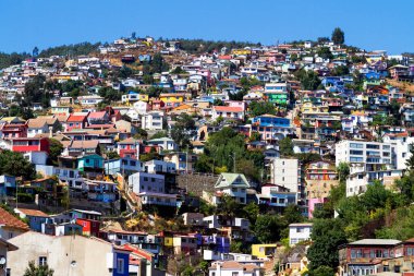 Şili 'nin Valparaiso kentindeki UNESCO Dünya Mirası' nın tepelerindeki renkli binalar