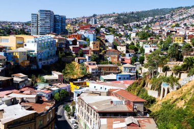 Şili 'nin Valparaiso kentindeki UNESCO Dünya Mirası' nın tepelerindeki renkli binalar