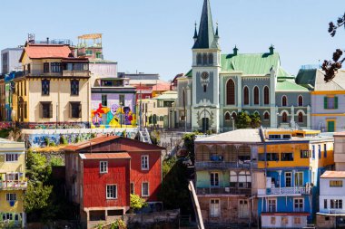 Şili 'nin Valparaiso kentindeki UNESCO Dünya Mirası' nın tepelerindeki renkli binalar