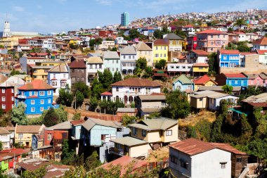 Şili 'nin Valparaiso kentindeki UNESCO Dünya Mirası' nın tepelerindeki renkli binalar