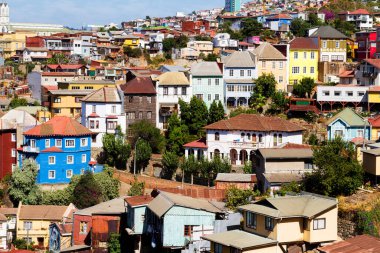 Şili 'nin Valparaiso kentindeki UNESCO Dünya Mirası' nın tepelerindeki renkli binalar