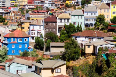 Şili 'nin Valparaiso kentindeki UNESCO Dünya Mirası' nın tepelerindeki renkli binalar