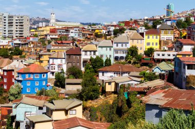 Şili 'nin Valparaiso kentindeki UNESCO Dünya Mirası' nın tepelerindeki renkli binalar