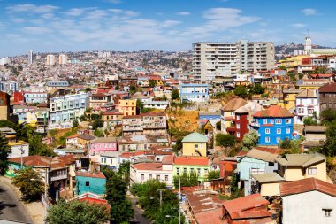 Şili 'nin Valparaiso kentindeki UNESCO Dünya Mirası' nın tepelerindeki renkli binalar