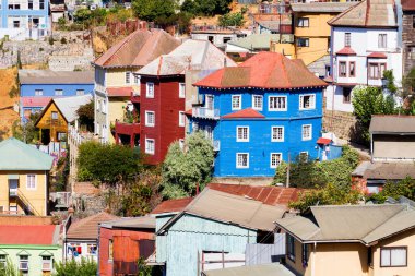 Şili 'nin Valparaiso kentindeki UNESCO Dünya Mirası' nın tepelerindeki renkli binalar