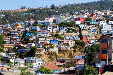Şili 'nin Valparaiso kentindeki UNESCO Dünya Mirası' nın tepelerindeki renkli binalar
