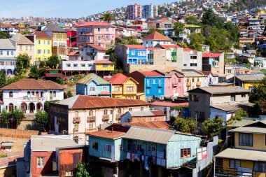 Şili 'nin Valparaiso kentindeki UNESCO Dünya Mirası' nın tepelerindeki renkli binalar