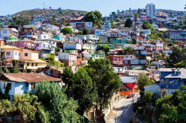 Şili 'nin Valparaiso kentindeki UNESCO Dünya Mirası' nın tepelerindeki renkli binalar