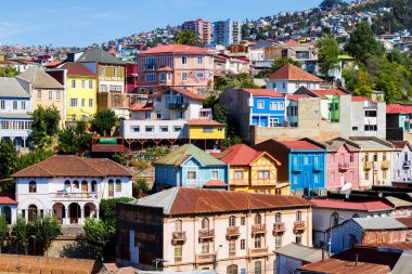 Şili 'nin Valparaiso kentindeki UNESCO Dünya Mirası' nın tepelerindeki renkli binalar