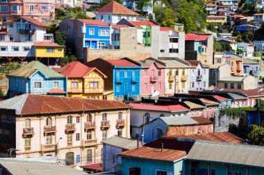 Şili 'nin Valparaiso kentindeki UNESCO Dünya Mirası' nın tepelerindeki renkli binalar