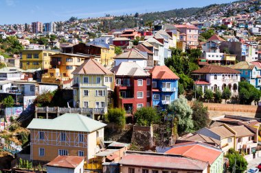 Şili 'nin Valparaiso kentindeki UNESCO Dünya Mirası' nın tepelerindeki renkli binalar