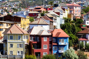 Şili 'nin Valparaiso kentindeki UNESCO Dünya Mirası' nın tepelerindeki renkli binalar