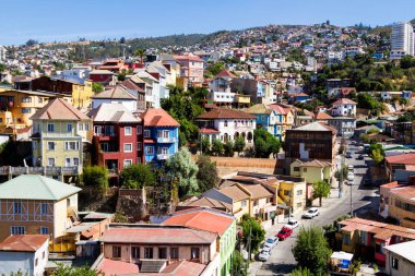 Şili 'nin Valparaiso kentindeki UNESCO Dünya Mirası' nın tepelerindeki renkli binalar