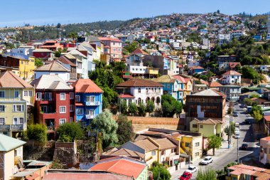 Şili 'nin Valparaiso kentindeki UNESCO Dünya Mirası' nın tepelerindeki renkli binalar