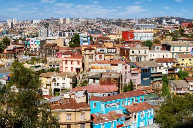 Şili 'nin Valparaiso kentindeki UNESCO Dünya Mirası' nın tepelerindeki renkli binalar