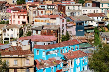 VALPARAISO, Şili - 20 Şubat 2016: UNESCO 'nun Dünya Mirası kenti Valparaiso' nun tepelerindeki renkli binalar