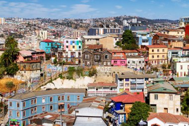 Şili 'nin Valparaiso kentindeki UNESCO Dünya Mirası' nın tepelerindeki renkli binalar
