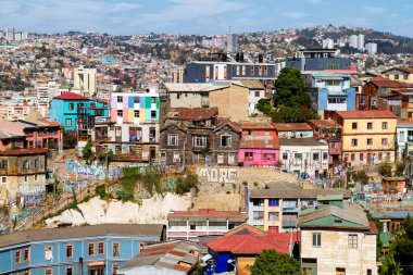 Şili 'nin Valparaiso kentindeki UNESCO Dünya Mirası' nın tepelerindeki renkli binalar