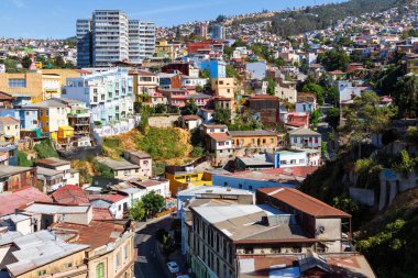 Şili 'nin Valparaiso kentindeki UNESCO Dünya Mirası' nın tepelerindeki renkli binalar