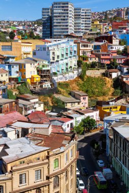 Şili 'nin Valparaiso kentindeki UNESCO Dünya Mirası' nın tepelerindeki renkli binalar