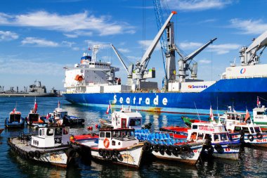 VALPARAISO, Şili - 17 Şubat 2016 - Valparaiso limanına yanaşan büyük kargo gemileri. Valparaiso, Antarktika 'ya giden veya Macellan Boğazı ve Atlantik Okyanusu' na giden gemiler için büyük bir limandır.