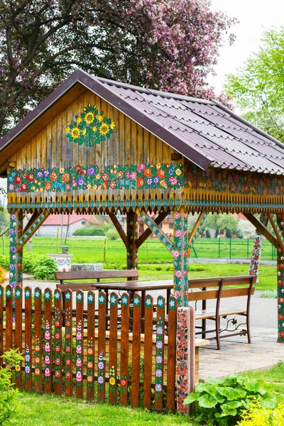 Colorido Pintado Com Motivos Flores Pavilhão Jardim Zalipie Polónia — Fotografia de Stock