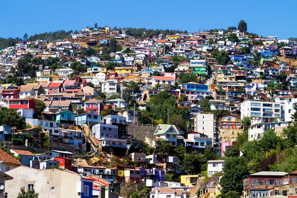 Şili 'nin Valparaiso kentindeki UNESCO Dünya Mirası' nın tepelerindeki renkli binalar