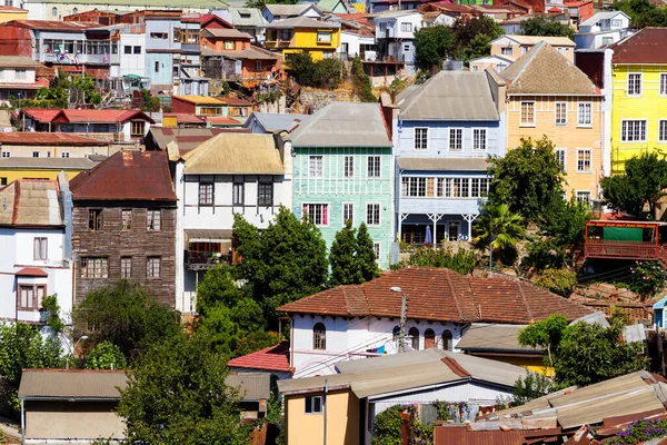 Şili 'nin Valparaiso kentindeki UNESCO Dünya Mirası' nın tepelerindeki renkli binalar