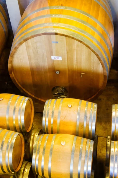 Wijnvaten Gestapeld Wijnkelder — Stockfoto