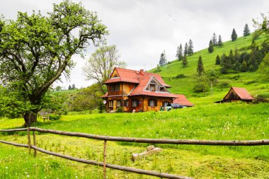 Polonya 'nın Pieniny dağlarındaki dağlarda eski, ahşap geleneksel bir ev.