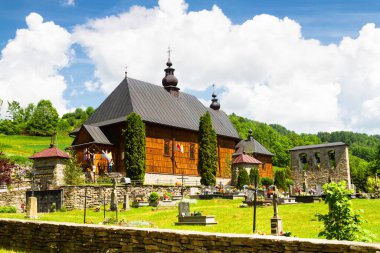 WIERCHOMLA, POLAND - 29 Mayıs 2016: Polonya 'nın Beskid Sadecki kentindeki Wierchomla köyündeki güzel katolik kilise