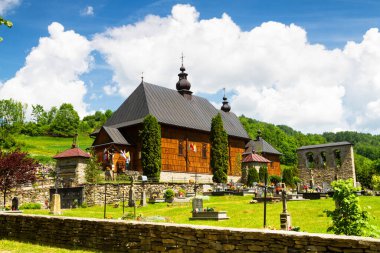 WIERCHOMLA, POLAND - 29 Mayıs 2016: Polonya 'nın Beskid Sadecki kentindeki Wierchomla köyündeki güzel katolik kilise