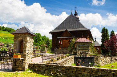 WIERCHOMLA, POLAND - 29 Mayıs 2016: Polonya 'nın Beskid Sadecki kentindeki Wierchomla köyündeki güzel katolik kilise