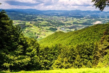 Beskidy Dağları 'ndan (Beskid Sadecki) Polonyalı Rytro kasabasının manzarası. Beskid Sadecki, Karpaty 'nin (Karpatya Dağları) bir parçasıdır. Avrupa