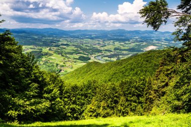 Beskidy Dağları 'ndan (Beskid Sadecki) Polonyalı Rytro kasabasının manzarası. Beskid Sadecki, Karpaty 'nin (Karpatya Dağları) bir parçasıdır. Avrupa