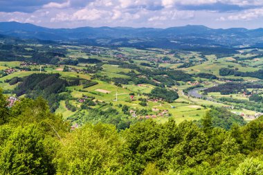 Beskidy Dağları 'ndan (Beskid Sadecki) Polonyalı Rytro kasabasının manzarası. Beskid Sadecki, Karpaty 'nin (Karpatya Dağları) bir parçasıdır. Avrupa