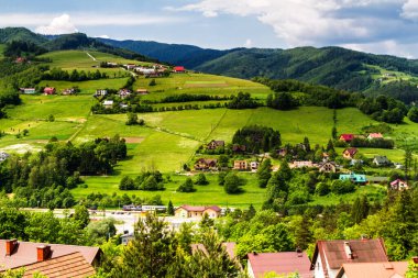 Beskidy Dağları 'ndan (Beskid Sadecki) Polonyalı Rytro kasabasının manzarası. Beskid Sadecki, Karpaty 'nin (Karpatya Dağları) bir parçasıdır. Avrupa