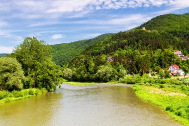 Beskidy Dağları 'ndan (Beskid Sadecki) Polonyalı Rytro kasabasının manzarası. Beskid Sadecki, Karpaty 'nin (Karpatya Dağları) bir parçasıdır. Avrupa