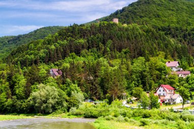 Beskidy Dağları 'ndan (Beskid Sadecki) Polonyalı Rytro kasabasının manzarası. Beskid Sadecki, Karpaty 'nin (Karpatya Dağları) bir parçasıdır. Avrupa