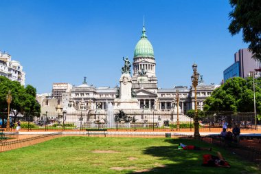 BUENOS AIRES, ARGENTINA - 24 Şubat 2016: Buenos Aires Arjantin 'de Arjantin Kongresi' ne bakan bir kamu parkı. Meydanın bir kısmı açık..