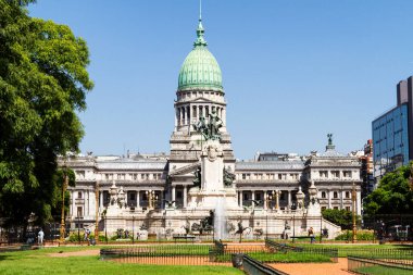 BUENOS AIRES, ARGENTINA - 24 Şubat 2016: Buenos Aires Arjantin 'de Arjantin Kongresi' ne bakan bir kamu parkı. Meydanın bir kısmı açık..