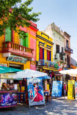 BUENOS AIRES - 24 Kasım 2011 'de Buenos Aires' te La Boca Mahallesi 'nde renkli bir bölge. Sokak büyük bir turistik ilgi odağı ve bölge renkli binalarla dolu.
