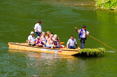 DUNAJEC RIVER, POLAND - 29 Mayıs 2016: Polonya 'nın güneyindeki Dunajec nehrinde turist salı. Slovakya sınırı yakınlarındaki rafting çok popüler bir turizm merkezi..