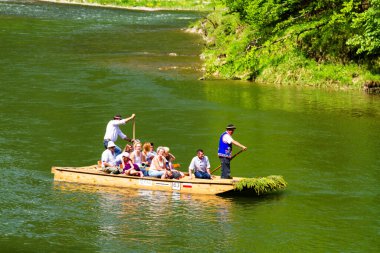 DUNAJEC RIVER, POLAND - 29 Mayıs 2016: Polonya 'nın güneyindeki Dunajec nehrinde turist salı. Slovakya sınırı yakınlarındaki rafting çok popüler bir turizm merkezi..